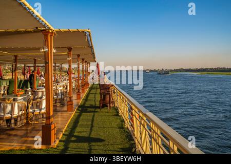 Vue des bateaux de croisière depuis le bateau de croisière près d'Al Dababia sur le Nil, Louxor, Egypte, Afrique Banque D'Images