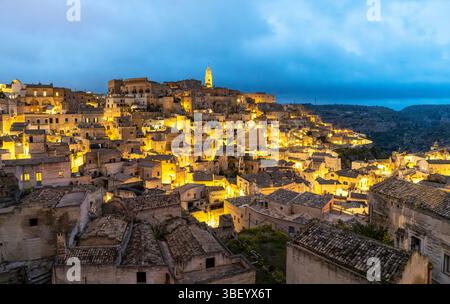 Vue de Matera de nuit, Sasso Caveoso, Basilicate, Italie Banque D'Images
