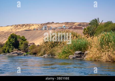 Vue de l'architecture sur le Nil depuis un petit bateau à Assouan, Assouan, Nubie, Egypte, Afrique du Nord, Afrique Banque D'Images