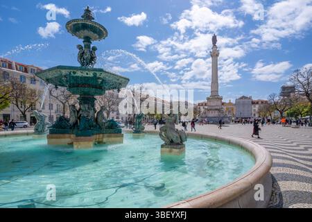 Vue de la fontaine nord de Rossio à Praca do Rossio par une journée ensoleillée dans le centre-ville de Lisbonne, Lisbonne, Portugal, Europe Banque D'Images