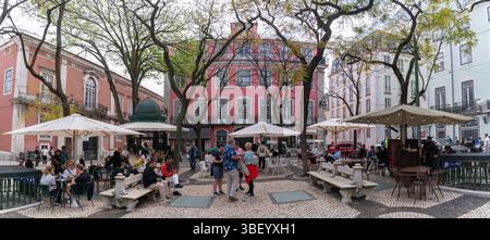 Vue des cafés et restaurants à Largo do Carmo dans le centre-ville, Lisbonne, Portugal, Europe Banque D'Images