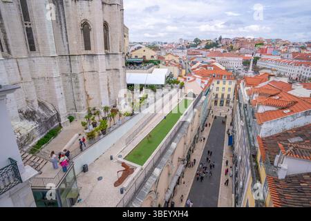 Vue de la ville depuis l'ascenseur de Santa Justa par une journée ensoleillée, Lisbonne, Portugal, Europe Banque D'Images