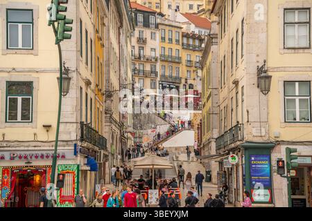 Vue sur l'achitecture et les restaurants de rue de Praca do Rossio dans le centre-ville de Lisbonne, Lisbonne, Portugal, Europe Banque D'Images