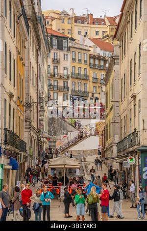 Vue sur l'achitecture et les restaurants de rue de Praca do Rossio dans le centre-ville de Lisbonne, Lisbonne, Portugal, Europe Banque D'Images