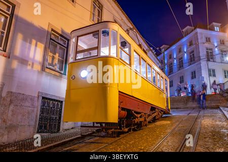Vue du funiculaire vintage de Gloria au crépuscule, trajet en tramway au sommet d'une colline, Lisbonne, Portugal, Europe Banque D'Images