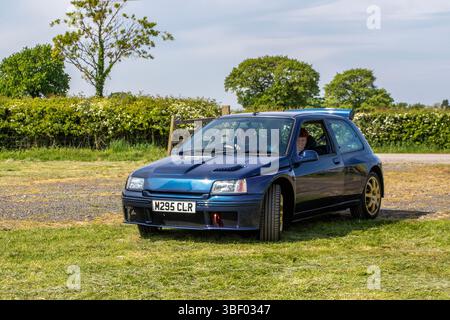 1995 années 90 Bleu Renault Clio Williams 2 car Hatchback essence 1998 cc, édition limitée, années 90 Hot Hatch, moteur 2,0 litres 16 soupapes ; Wheels Up North, événement de culture automobile, classique modifié, événement de voitures de sport et de supervoitures 2025, Longridge, Angleterre, Royaume-Uni Banque D'Images
