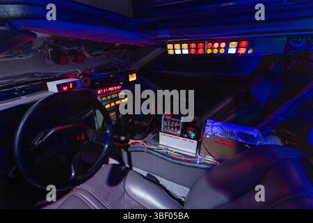 MILAN, ITALIE - 02 MAI : DeLorean DMC-12 lors de l'avant-première de presse 'Back in Time - The Exhibition' exposition mondiale de la collection 'Back to the future' Banque D'Images