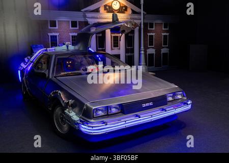 MILAN, ITALIE - 02 MAI : DeLorean DMC-12 lors de l'avant-première de presse 'Back in Time - The Exhibition' exposition mondiale de la collection 'Back to the future' Banque D'Images