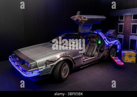 MILAN, ITALIE - 02 MAI : DeLorean DMC-12 lors de l'avant-première de presse 'Back in Time - The Exhibition' exposition mondiale de la collection 'Back to the future' Banque D'Images
