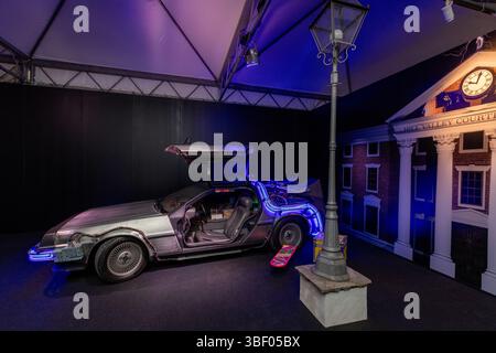 MILAN, ITALIE - 02 MAI : DeLorean DMC-12 lors de l'avant-première de presse 'Back in Time - The Exhibition' exposition mondiale de la collection 'Back to the future' Banque D'Images