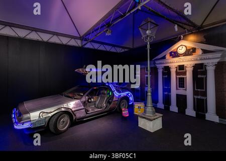 MILAN, ITALIE - 02 MAI : DeLorean DMC-12 lors de l'avant-première de presse 'Back in Time - The Exhibition' exposition mondiale de la collection 'Back to the future' Banque D'Images