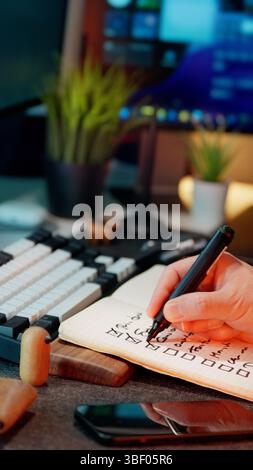 liste de contrôle du bloc-notes cochant le bloc-notes du studio de bureau à domicile matériel informatique liste des tâches à faire du studio de bureau à domicile Banque D'Images