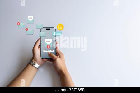 smartphone portable avec icônes de messagerie numérique, alertes de message et notifications à l'écran, idéal pour les concepts de communication ou d'application mobile Banque D'Images
