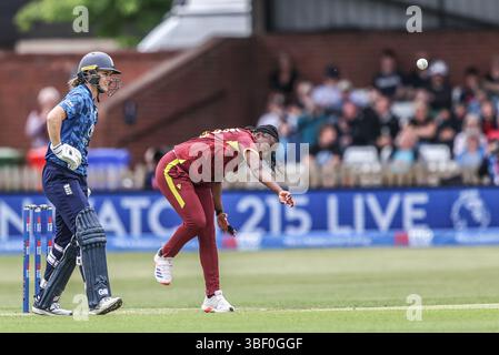 Derby, Royaume-Uni. 30 mai 2025. Aaliyah Alleyne remporte le ballon lors du match international d'un jour de Metro Bank Angleterre femmes vs West Indies femmes au Derbyshire County Cricket Club, Derby, Royaume-Uni, le 30 mai 2025 (photo par Alfie Cosgrove/News images) à Derby, Royaume-Uni le 30/05/2025. (Photo par Alfie Cosgrove/News images/SIPA USA) crédit : SIPA USA/Alamy Live News Banque D'Images