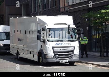 Liverpool, Royaume-Uni. 30 mai 2025. Paul Doyle, 53 ans, de Burghill Road à West Derby, est chassé après avoir comparu à Liverpool Magistrates court. L'homme d'affaires local fait face à de multiples chefs d'accusation de causer et de tenter de causer des lésions corporelles graves illégales et malveillantes ainsi qu'à un de conduite dangereuse et deux chefs d'accusation de blessures illégales et malveillantes intentionnelles, lorsqu'une voiture a été conduite dans la foule juste après le défilé du trophée du LFC blessant au moins 79 personnes. Crédit : ken biggs/Alamy Live News Banque D'Images
