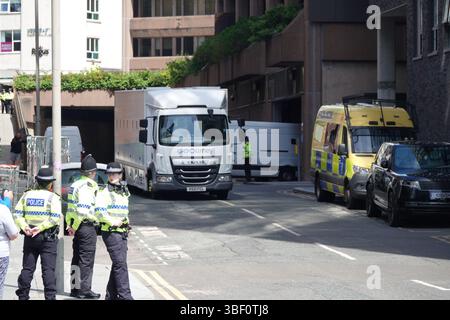 Liverpool, Royaume-Uni. 30 mai 2025. Paul Doyle, 53 ans, de Burghill Road à West Derby, est chassé après avoir comparu à Liverpool Magistrates court. L'homme d'affaires local fait face à de multiples chefs d'accusation de causer et de tenter de causer des lésions corporelles graves illégales et malveillantes ainsi qu'à un de conduite dangereuse et deux chefs d'accusation de blessures illégales et malveillantes intentionnelles, lorsqu'une voiture a été conduite dans la foule juste après le défilé du trophée du LFC blessant au moins 79 personnes. Crédit : ken biggs/Alamy Live News Banque D'Images