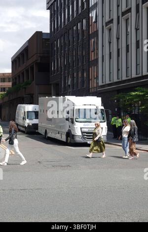 Liverpool, Royaume-Uni. 30 mai 2025. Paul Doyle, 53 ans, de Burghill Road à West Derby, est chassé après avoir comparu à Liverpool Magistrates court. L'homme d'affaires local fait face à de multiples chefs d'accusation de causer et de tenter de causer des lésions corporelles graves illégales et malveillantes ainsi qu'à un de conduite dangereuse et deux chefs d'accusation de blessures illégales et malveillantes intentionnelles, lorsqu'une voiture a été conduite dans la foule juste après le défilé du trophée du LFC blessant au moins 79 personnes. Crédit : ken biggs/Alamy Live News Banque D'Images
