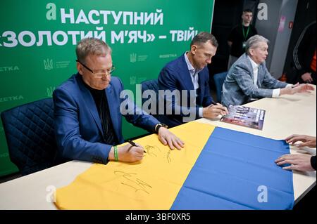 Non exclusif : le footballeur de l'année 1986 Ihor Belanov, président de l'Association ukrainienne de football, footballeur de l'année 2004 Andrii Shevc Banque D'Images