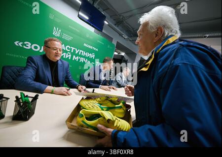 Non exclusif : le footballeur de l'année 1986 Ihor Belanov, président de l'Association ukrainienne de football, footballeur de l'année 2004 Andrii Shevc Banque D'Images