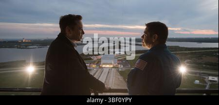 Le PDG et concepteur en chef de SpaceX, Elon Musk, à gauche, s’entretient avec l’astronaute de la NASA Bob Behnken sur la structure de service fixe du complexe de lancement 39A lors d’une tournée avant le lancement tôt dimanche matin de la mission Demo-1, vendredi 1er mars 2019 au Kennedy Space Center en Floride. La mission Demo-1 a été lancée à 2h49 HE le samedi 2 mars et était le premier lancement d'un vaisseau spatial américain et d'un système spatial commercialement construit et exploité conçu pour l'homme dans le cadre du programme commercial Crew de la NASA. Photo de la NASA, Joel Kowsky, mars 2019. Banque D'Images