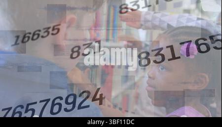 Image du traitement des données sur divers écoliers dans la bibliothèque Banque D'Images