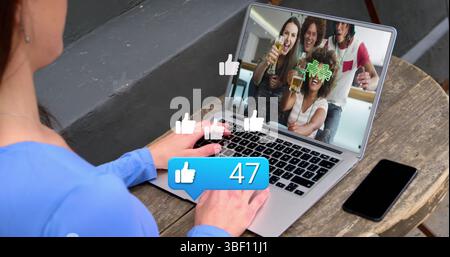 Comme icône avec un nombre croissant de femmes caucasiennes ayant un imagecall sur ordinateur portable dans un café Banque D'Images