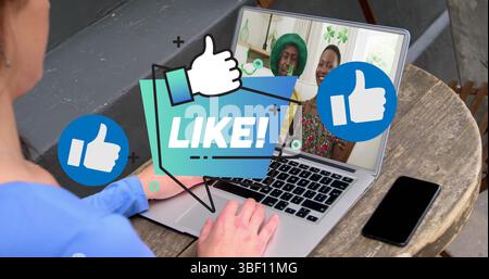 Comme une bannière de texte et des icônes sur une femme caucasienne ayant un imagecall sur un ordinateur portable dans un café Banque D'Images