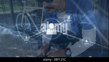 Image du réseau d'icônes de profil sur les nuages dans le ciel contre l'homme caucasien utilisant smartphone Banque D'Images