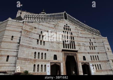 Devant l'église de l'Annonciation à Nazareth, où se trouvait la maison de la Vierge Marie où l'ange Gabriel lui avait dit qu'elle donnerait naissance à Jésus-Christ. Banque D'Images