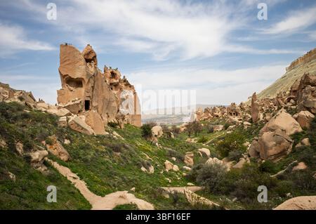 Le paysage de la Cappadoce présente d'anciennes grottes creusées dans des formations rocheuses uniques. Autrefois maisons et églises, maintenant une destination pour les randonneurs et e Banque D'Images