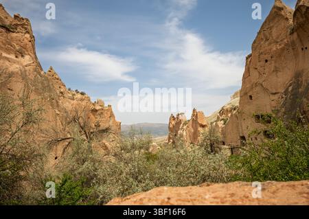 Le paysage de la Cappadoce présente des formations rocheuses uniques façonnées par l'érosion. Ces « cheminées de fées » étaient autrefois utilisées comme maisons et églises par le début de Christi Banque D'Images