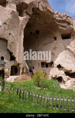 Les habitations taillées dans la roche de la Cappadoce révèlent une ingéniosité ancienne. Creusées dans la roche volcanique, ces maisons et églises de grottes offraient refuge et vitrine unique Banque D'Images