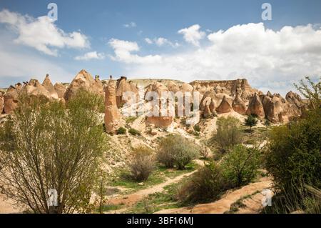 Le paysage surréaliste de la Cappadoce présente des formations rocheuses uniques façonnées par l'érosion. Une destination populaire pour les touristes et les géologues. Banque D'Images