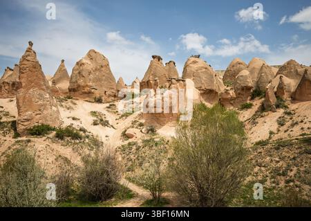Le paysage surréaliste de la Cappadoce présente des formations rocheuses de cheminée de fées uniques. L’activité volcanique et l’érosion ont sculpté ces merveilles géologiques sur mil Banque D'Images
