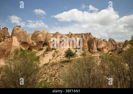 Le paysage surréaliste de la Cappadoce présente des formations rocheuses uniques façonnées par l'érosion. Une merveille géologique attirant les visiteurs du monde entier avec son surnaturel Banque D'Images