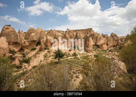 Le paysage surréaliste de la Cappadoce présente des formations rocheuses uniques façonnées par l'érosion. Les « cheminées de fées » attirent les touristes pour la montgolfière et exp Banque D'Images