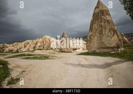 Le paysage surréaliste de la Cappadoce présente des formations rocheuses de cheminées de fées sous un ciel spectaculaire. L’activité volcanique et l’érosion ont sculpté cette popula unique Banque D'Images