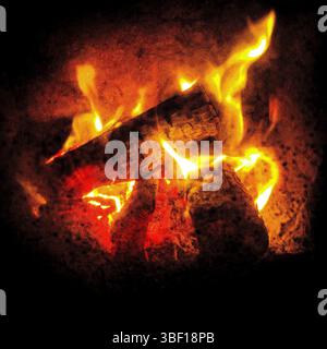 Lueur chaude d'un feu extérieur brûlant de vieilles bûches. Banque D'Images
