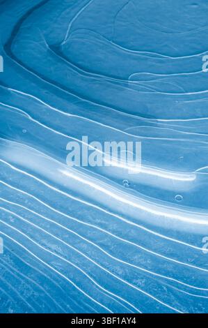 Les formations de glace colorées offrent une vue captivante le long de la côte suédoise en hiver. Des motifs et des textures complexes créent un superbe sp. Naturel Banque D'Images