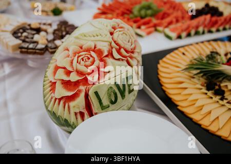Une photo en gros plan d'un panier de fruits magnifiquement arrangé. Le panier est rempli d'une variété de fruits colorés, y compris des raisins, des pommes, des poires Banque D'Images