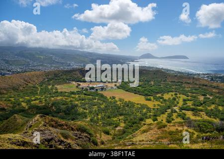 Les randonneurs explorent le cratère Diamond Head, Oahu, Hawaï. Le sentier offre une vue imprenable sur l'île et l'océan Pacifique. Banque D'Images
