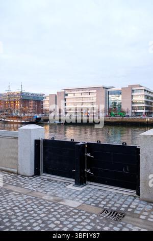 La rivière Liffey de Dublin coule devant le bâtiment Citi. Des barrières anti-inondation sont en place pour protéger la ville contre la montée des niveaux d'eau. Banque D'Images