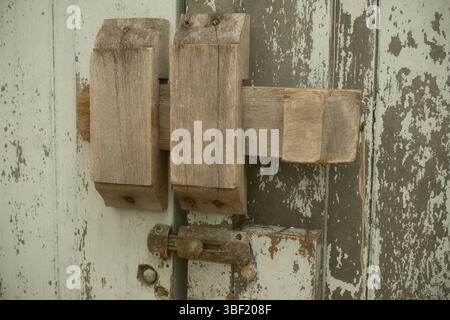 Une image en gros plan d'une serrure de porte en bois traditionnelle fabriquée à la main et d'une vieille serrure à boulon en métal Banque D'Images