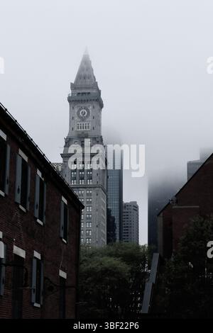 Une vue sur State Street de Boston depuis long Wharf par un matin brumeux représente la Custom House Tower, un gratte-ciel historique et autrefois le plus haut bâtiment Banque D'Images