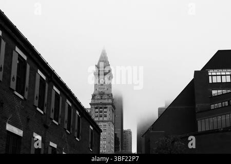 Une vue sur State Street de Boston depuis long Wharf par un matin brumeux représente la Custom House Tower, un gratte-ciel historique et autrefois le plus haut bâtiment Banque D'Images