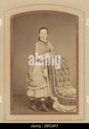 Utrecht, Mulder, George Lodewijk, Portrait d'une fille, debout près d'un fauteuil, Utrecht, verso - manuscrit, cette photo fait partie d'un album., photographie, photo, carte-de-visite, feuille d'albumsheet, photos, G. L. Mulder/ van Wijckskade H. 326/ Utrecht., verso - imprimé, 1885, hauteur 81 mm, largeur 52 mm, néerlandais, 1841 - 1920-05-25, photographe, 1885 - 1885, carton, papier photographique, papier photo, impression albumen, impression albuminique Banque D'Images