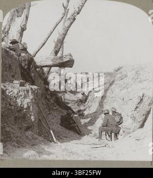Flandre, voyages réalistes, tenant la ligne près de Dickebush avant notre assaut final sur Messines Ridge, le 7 juin 1917, soldats britanniques dans une tranchée près de Dikebus, recto - imprimé, stéréographe, stéréophoto, photos, par ordre royal à leurs majestés impériaux le Roi George V et la Reine Mary, 82, hauteur 85 mm, largeur 170 mm, photographe, 1917-06-07 - 1917-06-07, carton, papier photographique, papier photo, tirage argenté, impression de développement Banque D'Images