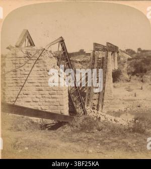 New York, Underwood et Underwood, Vetrivier, ouvrage des Boers en retraite, ponts ferroviaires détruits au-dessus de la rivière Vet - Lord Roberts' Campaign, S.A. face sur un pont détruit au-dessus de la rivière Vet en Afrique du Sud, New York (ville), verso - imprimé, stéréographe, stéréophoto, photos, oeuvres et Studios / Arlington, N.J. Littleton, N.H. Washington, D.C., recto - imprimé, 95, Copyright 1901 de Underwood & Underwood., hauteur 88 mm, largeur 178 mm, photographe, 1901 - 1901, carton, papier photographique, impression albumine, impression albumine, publication, éditeur Banque D'Images