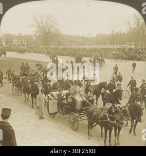 New York, White, H.C. & Co., Capitole (Washington D.C.), Prince Henry à Washington, arrivant au Capitole pour visiter le Sénat et la Chambre des représentants, Prince Henry de Prusse au Capitole, Washington D.C., New York (ville), recto - imprimé, stéréographe, stéréophoto, photos, Copyright 1902 par H.C. White CO, le STEREGRAPH 'PERFEC'. (Marque déposée.) / Breveté le 14 avril 1903. Autres brevets en instance., 8173, hauteur 88 mm, largeur 177 mm, photographe, 1902 - 1902, carton, papier photographique, papier photo, impression argentée gélatini, développement gélatine Silver Printing, publication (événement), public Banque D'Images