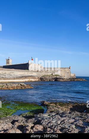 Forte de São Julião da Barra, siège du ministère portugais de la Défense, est situé près de la plage de Carcavelos sur la Riviera portugaise, au Portugal. Banque D'Images